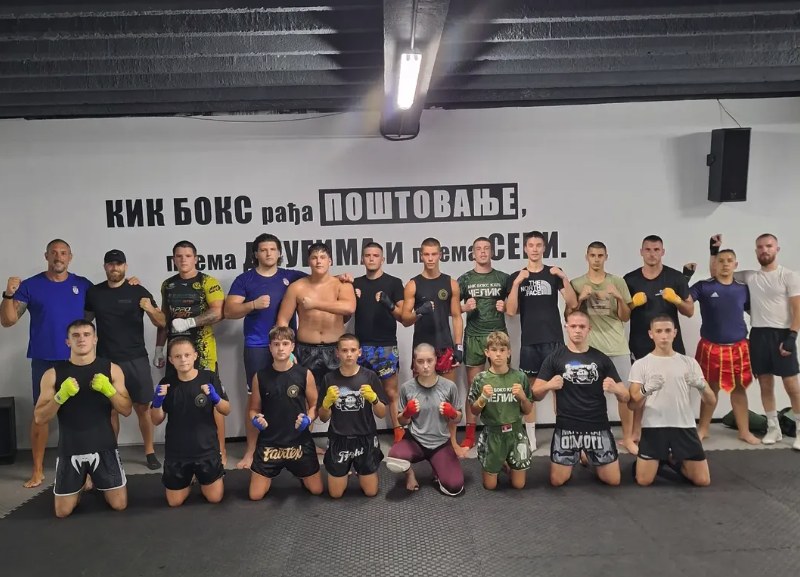 Ekipa kik boks kluba Car Lazar ispred klupskog pozdrava